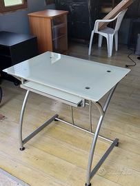 Scrivania con piano in vetro satinato. Perfetta.