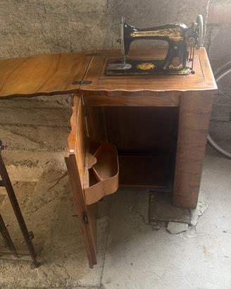 Macchina da cucire antica
