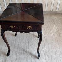 Tavolino da gioco a fazzolettoin stile vittoriano