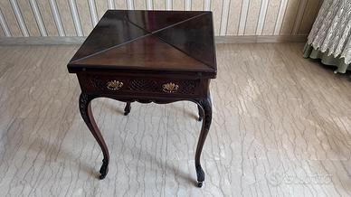 Tavolino da gioco a fazzolettoin stile vittoriano