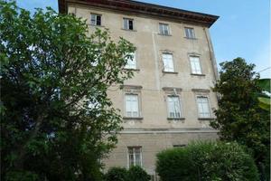 Palazzo / Stabile di 1000 m² con più di 5 locali a