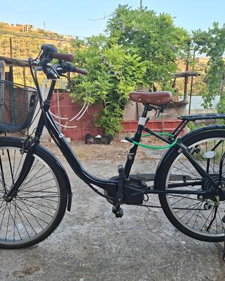 bicicletta da passeggio a pedalata assistita 
