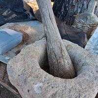 antico mortaio in pietra con pestello