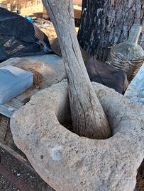 antico mortaio in pietra con pestello