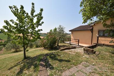 Casa singola con corte di 4.000 mq e terreno