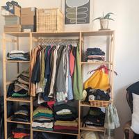 Armadio con ripiani a vista