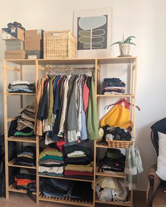 Armadio con ripiani a vista