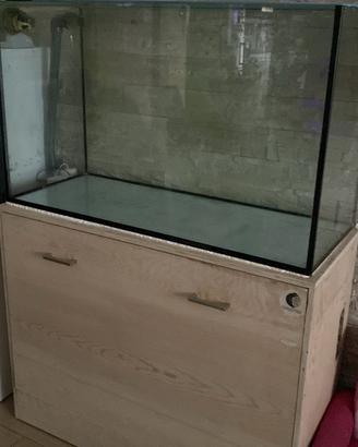 Acquario con mobile e tecnica varia