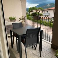 tavolo Emu 80x80 e due sedie