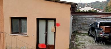 Magazzino con posto auto