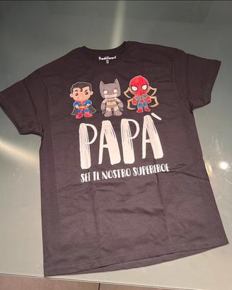 T-Shirt “Papà sei il nostro supereroe”