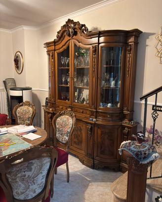 Mobile  credenza e tavolo con sedie antiquariato