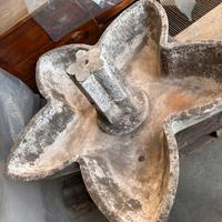 Fontana in cemento a fiore