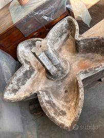 Fontana in cemento a fiore