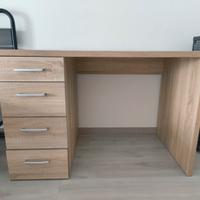 Scrivania in legno con cassettiera