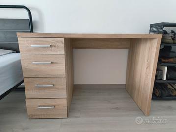 Scrivania in legno con cassettiera