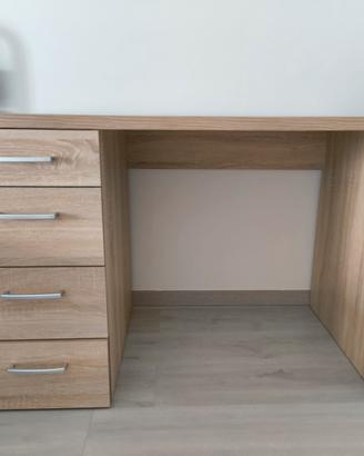 Scrivania in legno con cassettiera