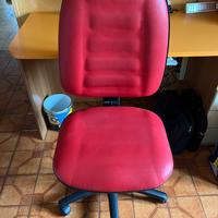 Sedia rossa con altezza regolabile