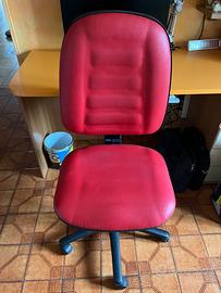 Sedia rossa con altezza regolabile