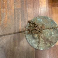 Antica bilancia a stadera in ferro