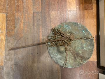 Antica bilancia a stadera in ferro