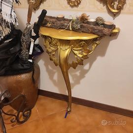 Tavolinetto in legno dorato e decorato