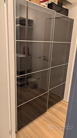 Armadio IKEA PAX nero con ante scorrevoli in vetro