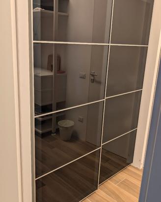 Armadio IKEA PAX nero con ante scorrevoli in vetro