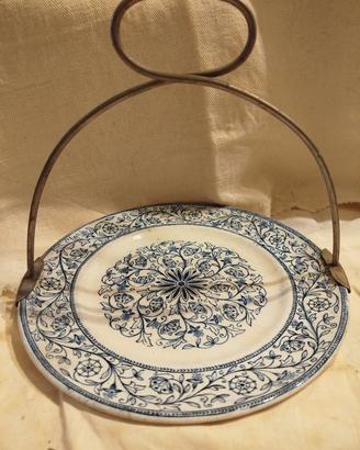 Piatto decorato con manico in metallo 