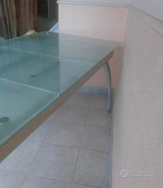 Tavolo in vetro satinato allungabile fino a 2.10
