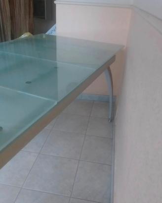 Tavolo in vetro satinato allungabile fino a 2.10