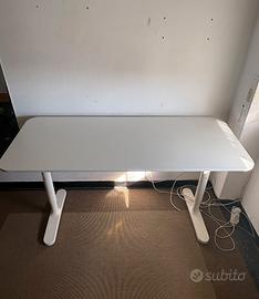 Scrivania IKEA BEKANT 140x60 bianca