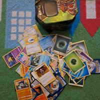 Circa 80 carte Pokemon con cofanetto in metallo