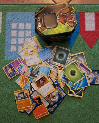 Circa 80 carte Pokemon con cofanetto in metallo