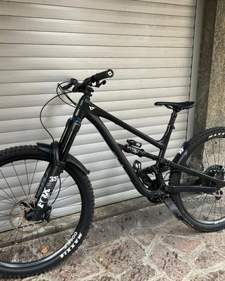 YT capra L 2025