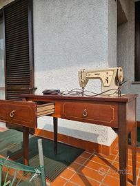 Macchina da cucire vintage Singer 237 con pedale