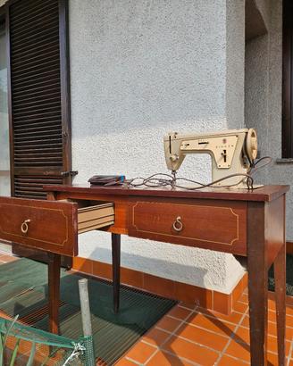 Macchina da cucire vintage Singer 237 con pedale