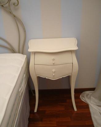 comodino in legno