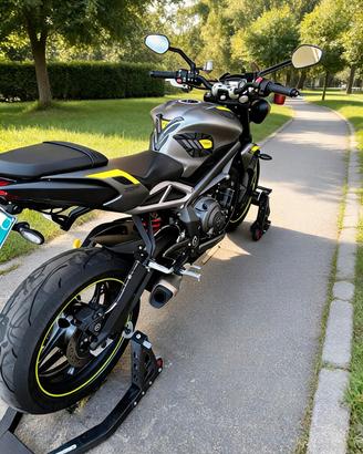 Triumph Street triple 765R accessoriata