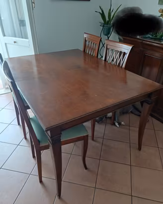 Tavolo elegante e dal carattere classico