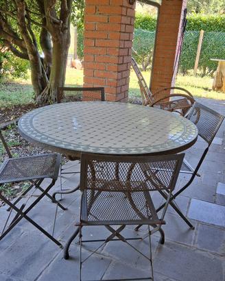 Tavolo da esterno completo di sedie pieghevoli
