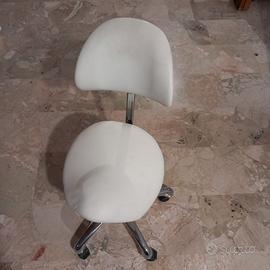 Sgabello ergonomico con seduta a sella