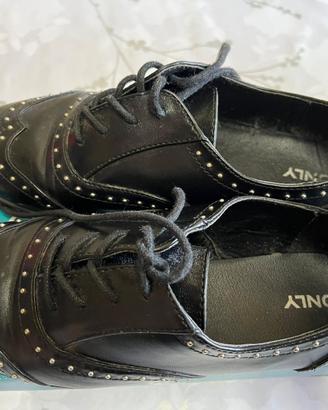 scarpe nere in pelle