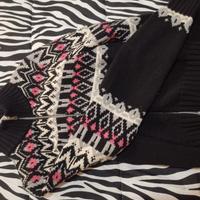 maglione nero e a colori, pesante, caldo