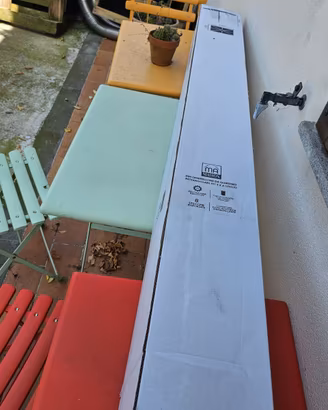Tre tavoli da esterno con sei sedie