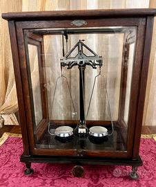 Bilancia da laboratorio vintage