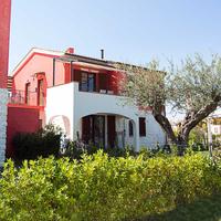 Immobile con giardino e gazebo in legno