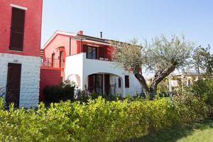 Immobile con giardino e gazebo in legno