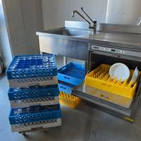 Lavastoviglie professionale con acquaio e cestelli