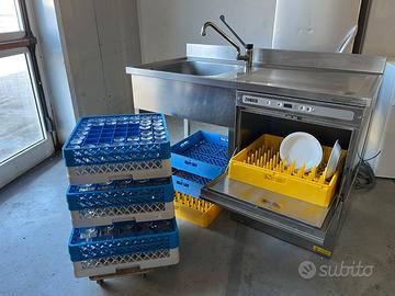 Lavastoviglie professionale con acquaio e cestelli